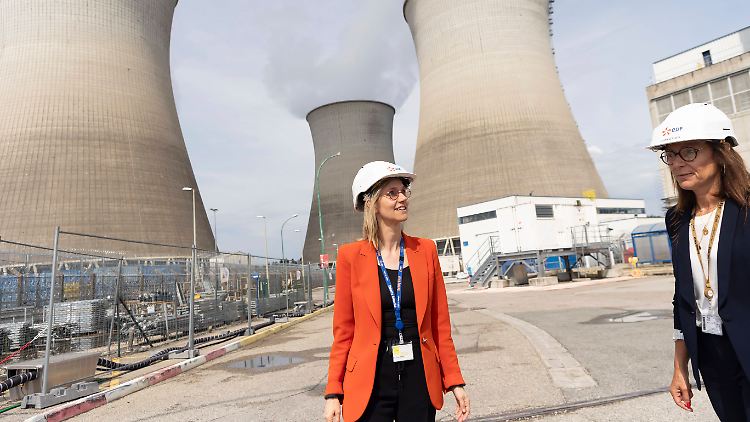 Die französische Energieministerin Agnès Pannier-Runacher besuchte im Sommer 2023 das Kernkraftwerk Bugey.