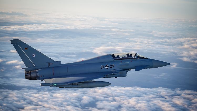 Ein deutscher Eurofighter eskortiert einen Flug des Bundeskanzlers.