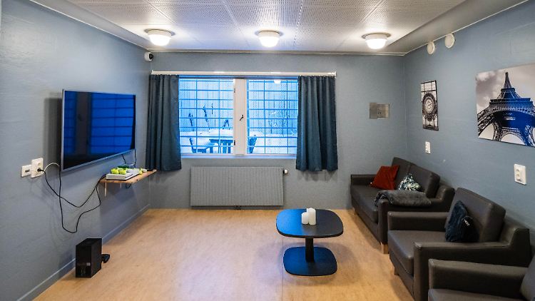 Neben einem Fernsehzimmer steht Breivik noch eine geräumige Küche, ein Wohnzimmer und ein Fitnessraum auf zwei Etagen zur Verfügung.