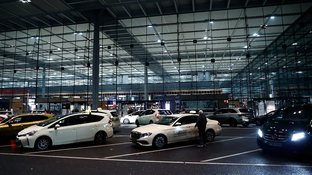 Taxis-stehen-am-Flughafen-BER