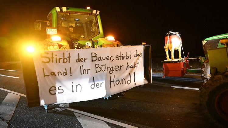 Um 5 Uhr blockieren Landwirte den Autobahnzubringer der B 28 an der Abzweigung zu L 361 nach Seebronn, die Zufahrten zur A 81 an der Anschlussstelle Rottenburg.
