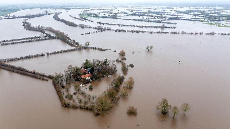 Manche Wasserportler nutzen die Katastrophe - zum Ärger der Rettungskräfte.
