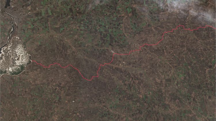 Blick auf die Saporischschja-Front in einer Sentinel-2-Aufnahme vom 1. Januar 2024 mit dem aktuellen Frontverlauf (rote Linie): Links im Bild das entleerte Kachowka-Staubecken, der Frontvorstoß bei Robotyne links der Bildmitte.