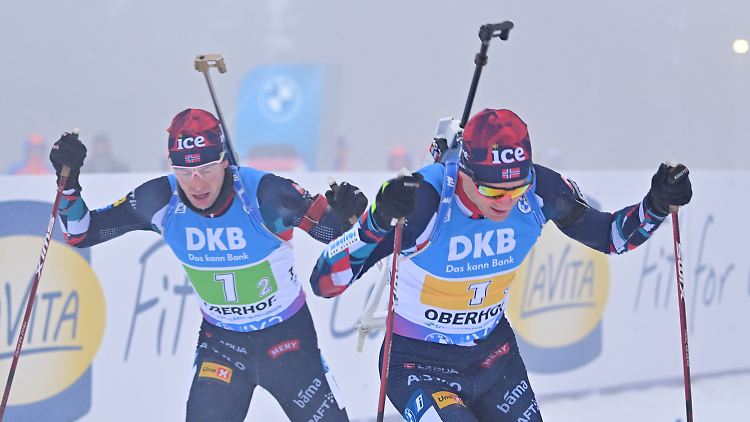 Da isser ja doch noch: Tarjei Bö kommt verspätet in die Wechselzone.