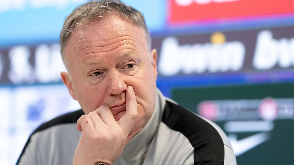 Interimstrainer-Frank-Schmoeller-nimmt-an-einer-Pressekonferenz-teil