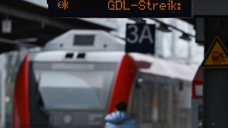 Die Gewerkschaft Deutscher Lokomotivführer (GDL) hat zu einem weiteren Warnstreik bei der Bahn aufgerufen.