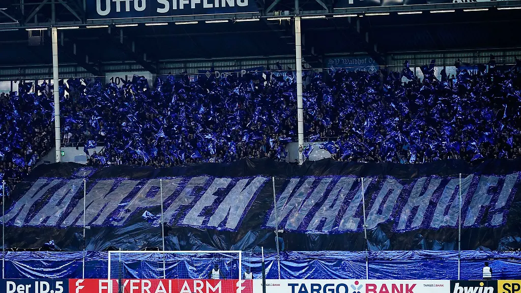 Fans-halten-ein-Transparent-mit-der-Aufschrift-Kaempfen-Waldhof-in-die-Hoehe