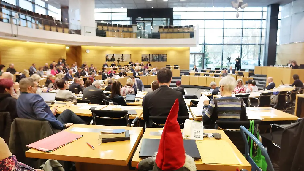 Eine-Weihnachtsmuetze-steht-auf-einem-Tisch-im-Plenarsaal-vor-Beginn-der-Landtagssitzung