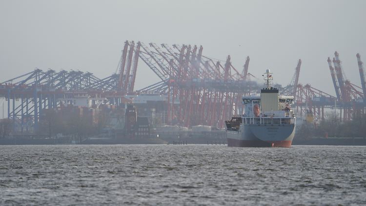 Ein Frachtschiff im Hamburger Hafen. Deutsche Ökonomen geben einen trüben Ausblick für 2024. 