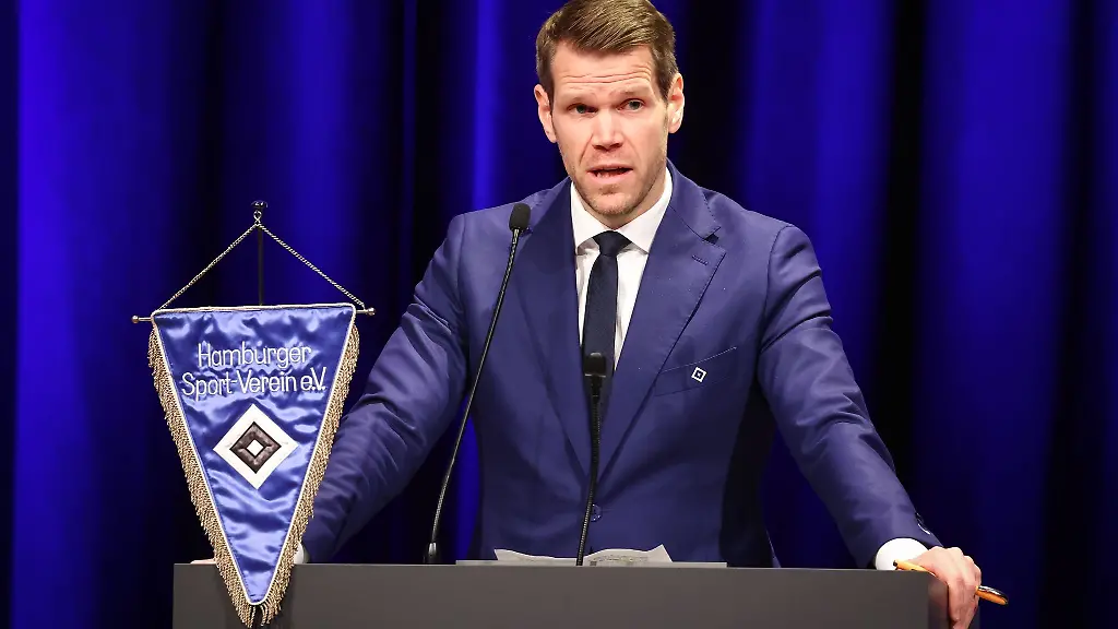 Eric-Huwer-Finanzvorstand-Hamburger-SV-spricht-auf-der-Mitgliederversammlung