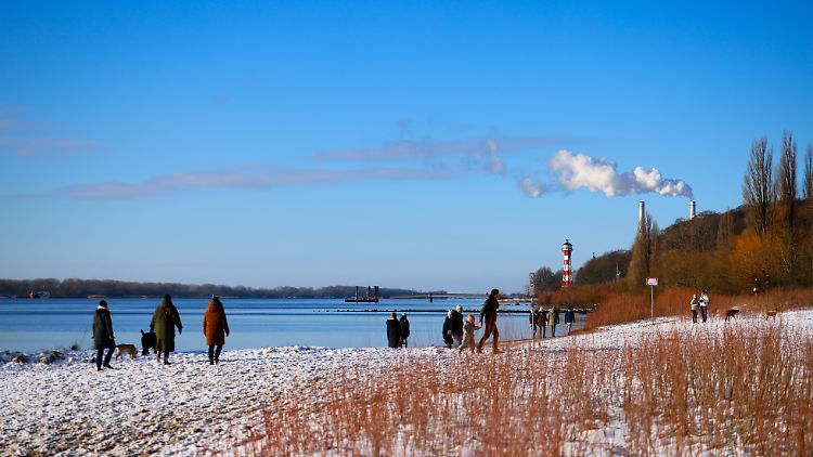 Schneespaziergang bei blauem Himmel und Sonnenschein am Falkensteiner Ufer bei Blankenese, Hamburg.