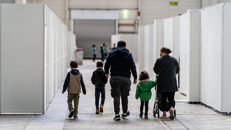 Eine geflüchtete Familie in einem Erstaufnahmezentrum.