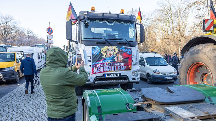 Auch wenn der Bauernverband es sich ausdrücklich verbeten hat: Bei den Protestaktionen sind auch rechte Gruppen und  Parteien wie die AfD präsent. 