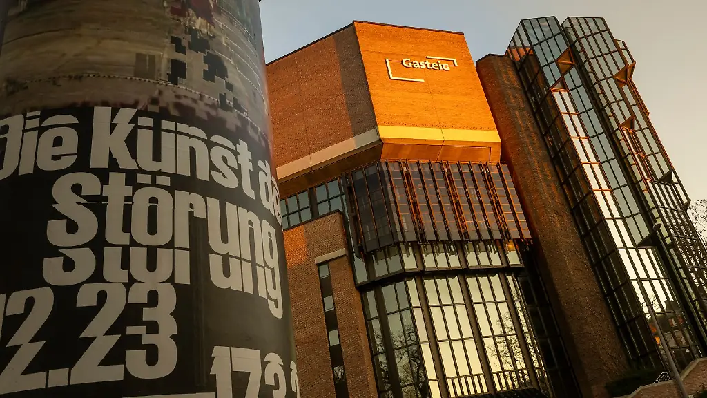 Eine-Litfasssaeule-steht-vor-dem-Gebaeude-des-Gasteig-im-Stadtteil-Haidhausen