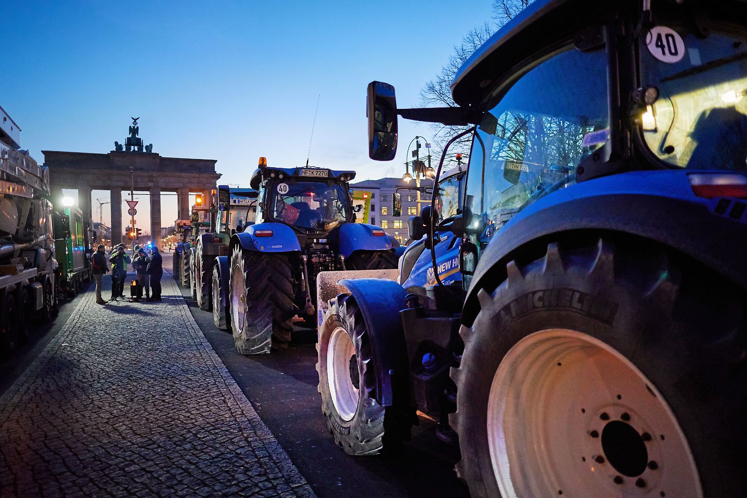 Protestierende Landwirte rollen mit ihren Arbeitsmaschinen in die deutschen Innenstädte: ...