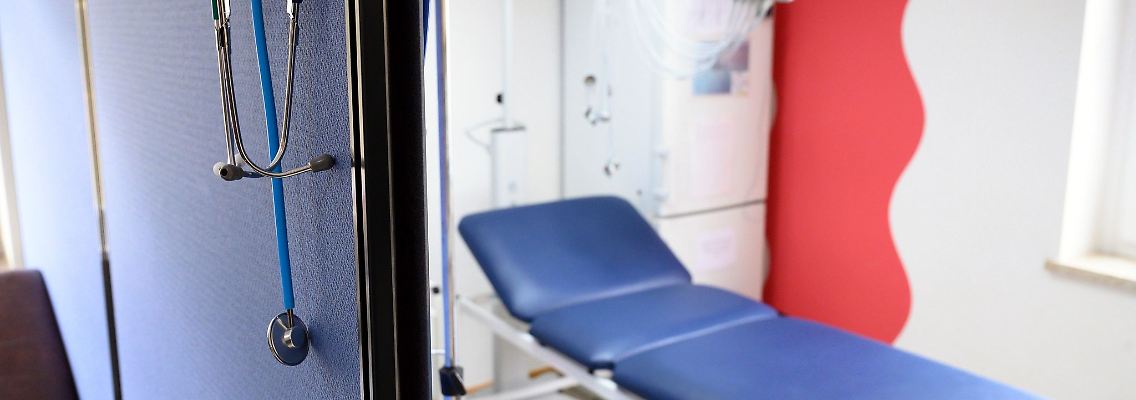 Stethoskope hängen im Behandlungszimmer einer Hausarztpraxis.