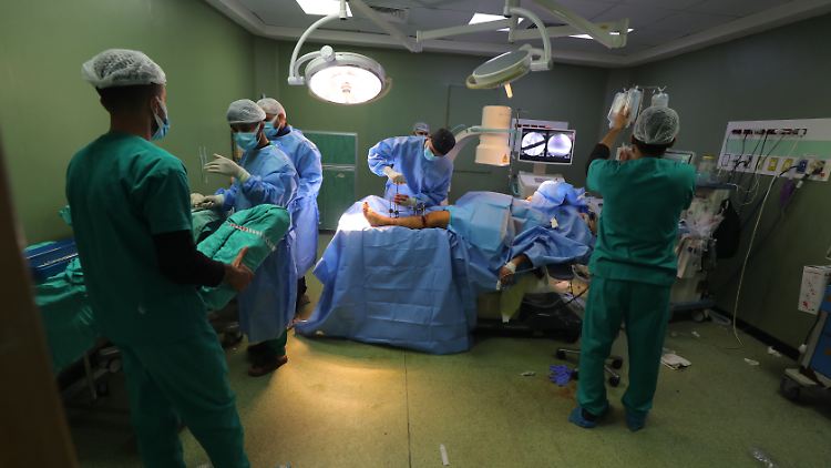 Ärzte bei einer komplizierten Operation im Al-Aksa-Krankenhaus vergangene Woche - nun haben sie die Klinik verlassen.
