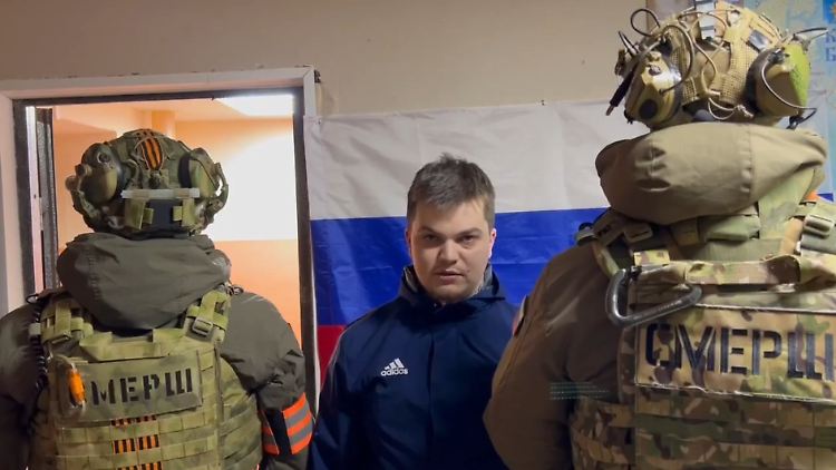 Russische Einsatzkräfte mit SMERSch-Schriftzug. 