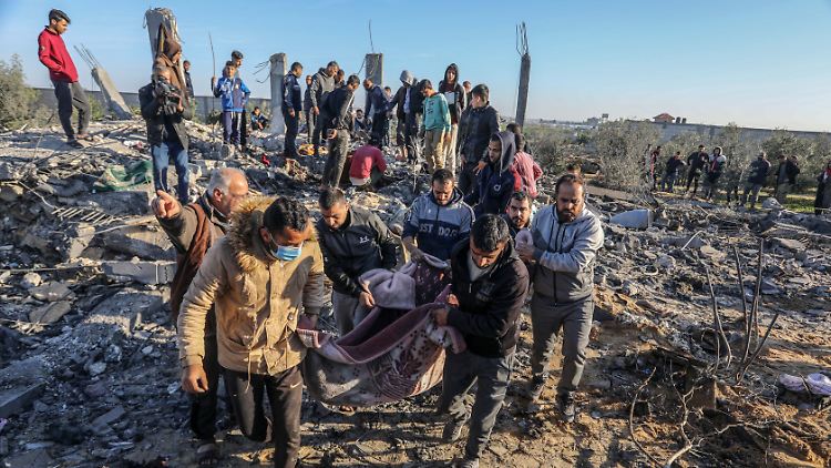 Palästinenser bergen ein Opfer nach einem Angriff in Rafah im Süden des Gazastreifens. Laut Israels Armeesprecher Arye Shalicar dürfte sich die humanitäre Situation auf beiden Seiten des Konflikts erst bessern, wenn die Hamas so stark geschwächt ist, dass sie Israel nicht mehr bedrohen kann. 