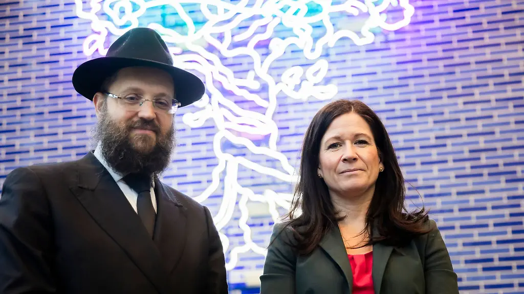 Rabbiner-Yehuda-Teichtal-und-Katharina-Guenther-Wuensch-kommen-zu-einer-Pressekonferenz-auf-den-Campus-der-juedischen-Gemeinde-Chabad-Berlin