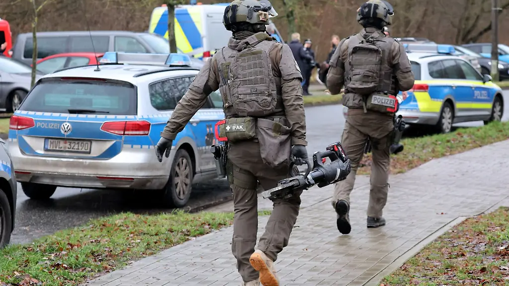 Eine-Spezialeinheit-der-Polizei-kommt-beim-Einsatz-am-Kirchengebaeude-zum-Einsatz