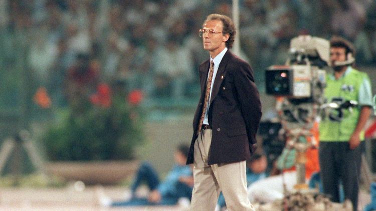 Einsame Lichtgestalt: Franz Beckenbauer suchte nach dem WM-Triumph 1990 einen Moment der Ruhe.