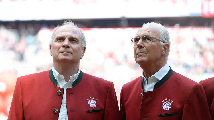 Uli Hoeneß (l.) und der FC Bayern würdigten Franz Beckenbauer als die "größte Persönlichkeit" in der Geschichte des Vereins.