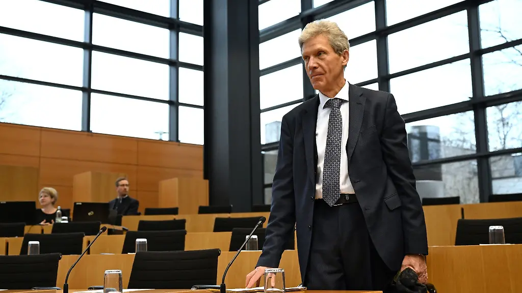 Helmut-Holter-Die-Linke-Thueringens-Minister-fuer-Bildung-Jugend-und-Sport-von-Thueringen-kommt-zur-Sitzung-des-Thueringer-Landtags