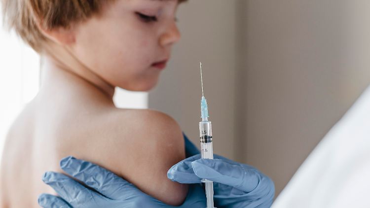 Auch die Kleinsten sollten laut Kinderärzte-Bundesverband mit einem Piks vor einer Grippeerkrankung geschützt werden.