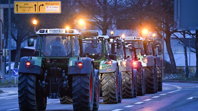 Bauern fahren in ihren Traktoren langsam durch die Innenstadt von Ravensburg.