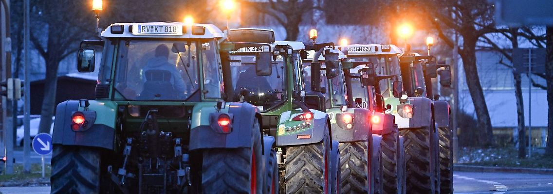 Bauern fahren in ihren Traktoren langsam durch die Innenstadt von Ravensburg.