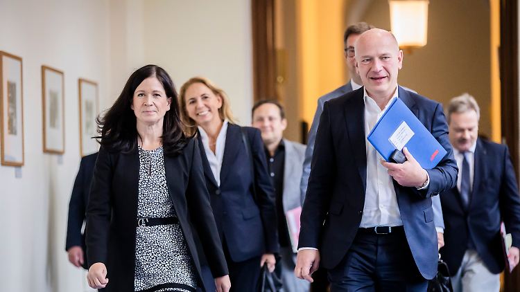Katharina Günther-Wünsch (l.) und Kai Wegner sind offenbar seit Herbst ein Paar.