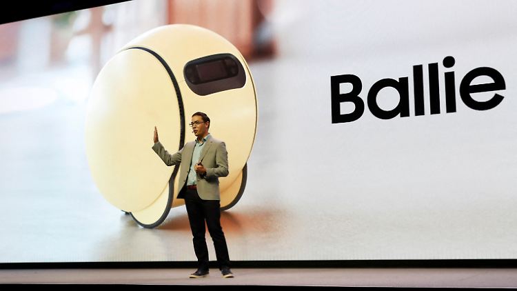 Auf der Technik-Messe CES präsentierte Samsung den Roboter "Ballie", der künftig Daten fürs vernetzte Zuhause sammeln könnte. Aktuell läuft es bei dem Elektronik-Riesen nicht rund.