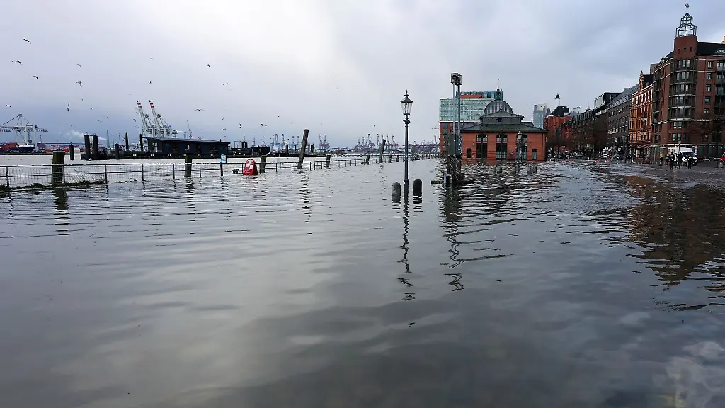 Das-Wasser-der-Elbe-wird-bei-einer-Sturmflut-auf-den-Hamburger-Fischmarkt-gedrueckt