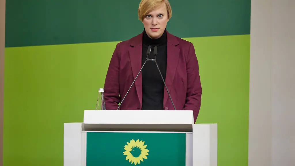 Nina-Stahr-spricht-bei-einer-Landesdelegiertenkonferenz-in-Berlin