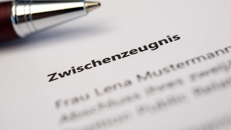 Zwischenzeugnisse werden für berufliche Veränderungen oder Weiterbildungen benötigt. Sie beim Arbeitgeber anzufragen, erfordert oft taktvolles Vorgehen.