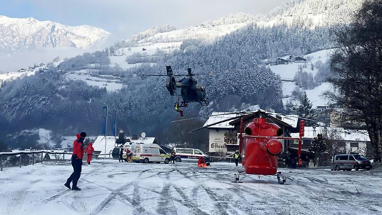 Einsatzkräfte beim Rettungseinsatz in Oetz.