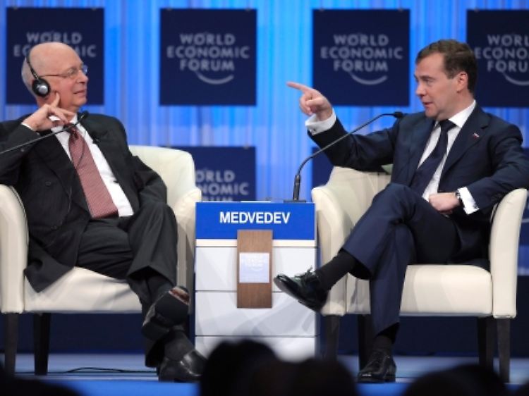 Gespräche im Sessel: Klaus Schwab diskutiert bei der Eröffnungsveranstaltung mit Dimitri Medwedew (rechts).