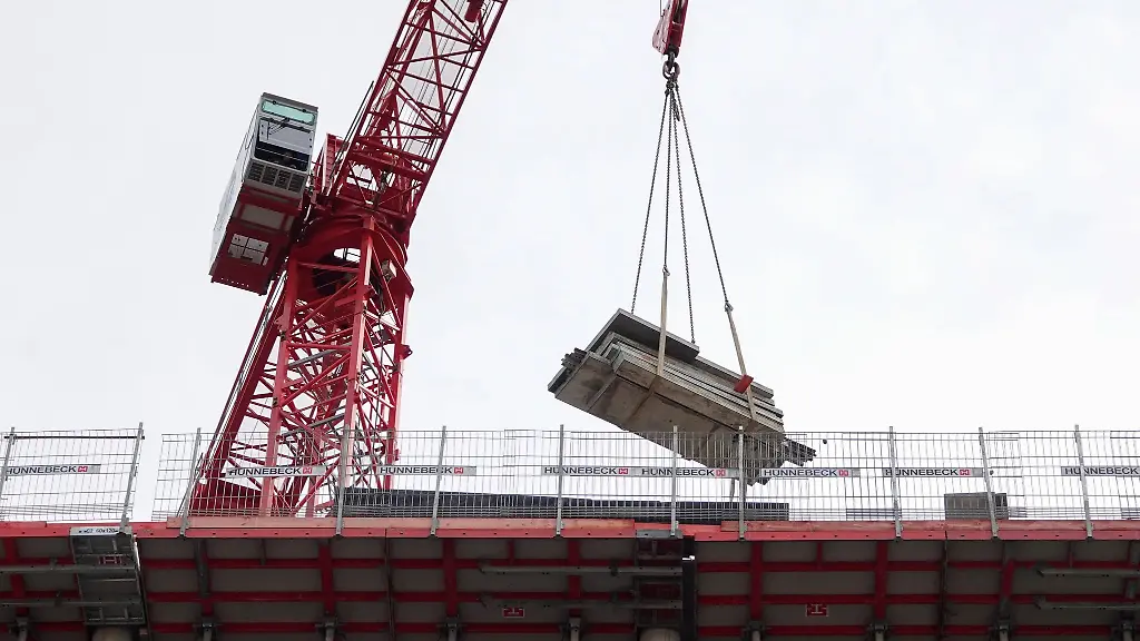 Ein-Kran-transportiert-Baustoffe-auf-einer-Baustelle