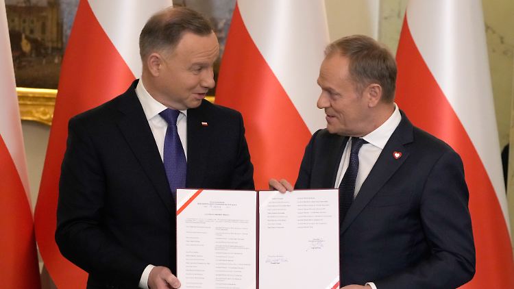 Der PiS-nahen Duda (l.) provoziert den liberalen Tusk.
