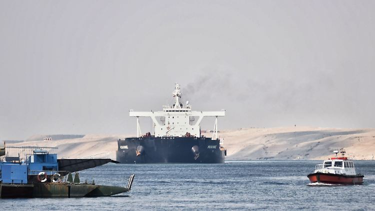 Huthi-Angriffe sorgen für Chaos: Die Containerzahl auf der kürzesten Route zwischen Asien und Nordeuropa durch das Rote Meer ist laut IfW um die Hälfte eingebrochen.