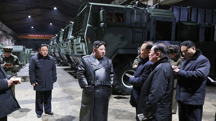 Kim Jong Un bei der Besichtigung einer Waffenfabrik.