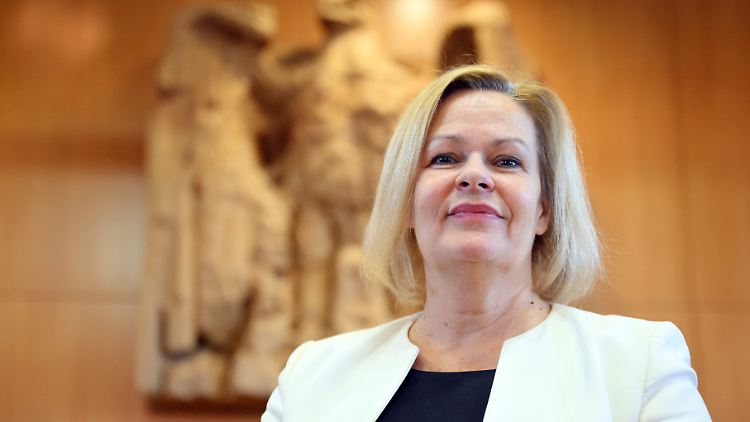 Die neuen EU-Asylregeln gelten als umstritten. Amnesty International warnte etwa, dass Rechtlosigkeit an den Außengrenzen so zur Norm werden könnte.