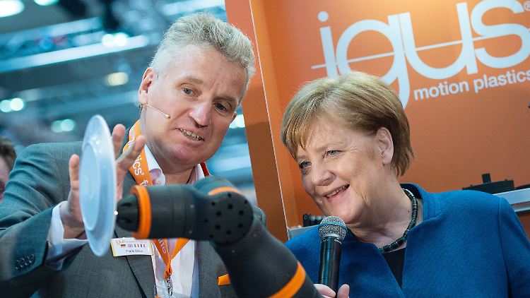 Wenn Blase seine Produkte vorstellt, hört auch Angela Merkel interessiert zu.