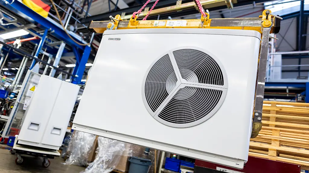 Eine-Luft-Wasser-Waermepumpe-haengt-in-einer-Werkshalle-der-Firma-Stiebel-Eltron-an-einem-Kran