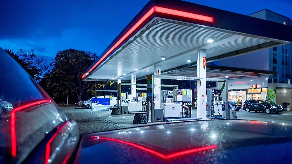 Autos-stehen-abends-vor-einer-Tankstelle