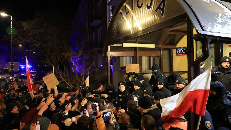 PiS-Anhänger versammeln sich vor der Polizeistation nach der Gefangenahme des ehemaligen Innenministers Kaminsiki und dessen Staatssekretär Wasik.