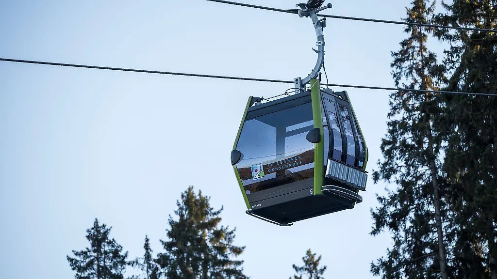 Eine-Gondel-der-neuen-10er-Einseil-Kabinenumlaufbahn-faehrt-zur-Bergstation-des-Ochsenkopfs