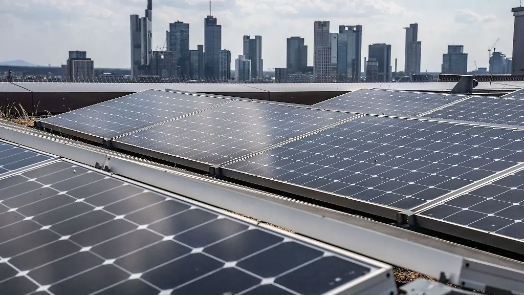 Solarmodule-einer-Photovoltaikanlage-stehen-auf-dem-Dach-der-Frankfurt-School