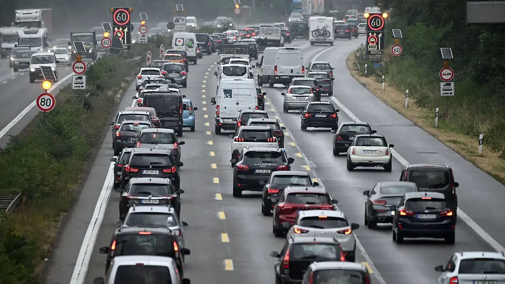 Autos-und-Lastwagen-stauen-sich-auf-der-Autobahn-A1-Richtung-Norden